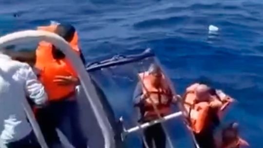 Barco volcado en el mar frente a la costa norte de Chipre