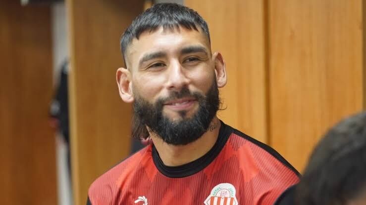 Jugada polémica entre Rafael Barrios y un jugador de Gimnasia durante el partido en el Bosque