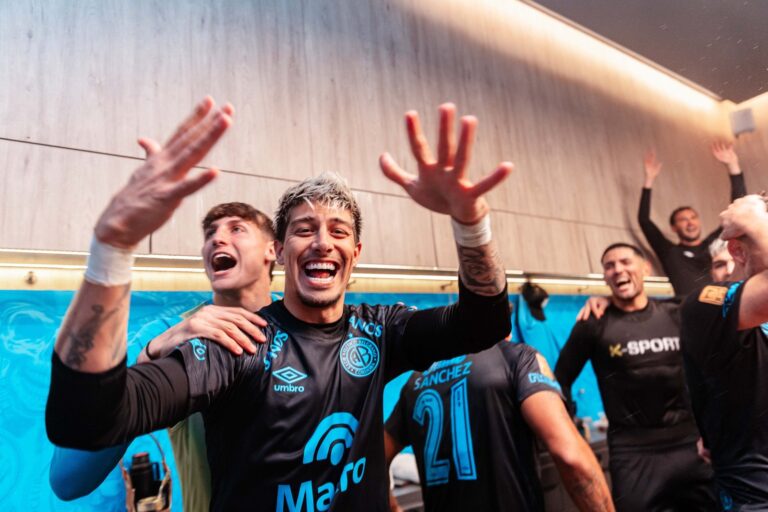Jugadores de Belgrano celebrando un gol ante Independiente Rivadavia