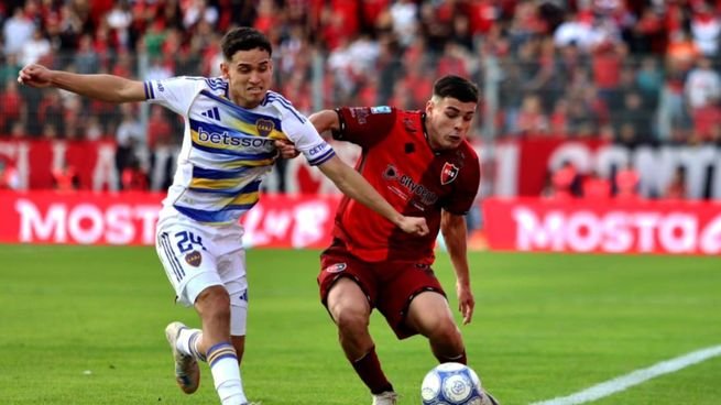 Jugadores de Boca Juniors y Newell's Old Boys durante el partido en el estadio Marcelo Bielsa