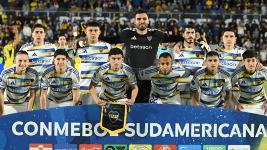 Jugadores de Boca Juniors celebran una victoria en la cancha