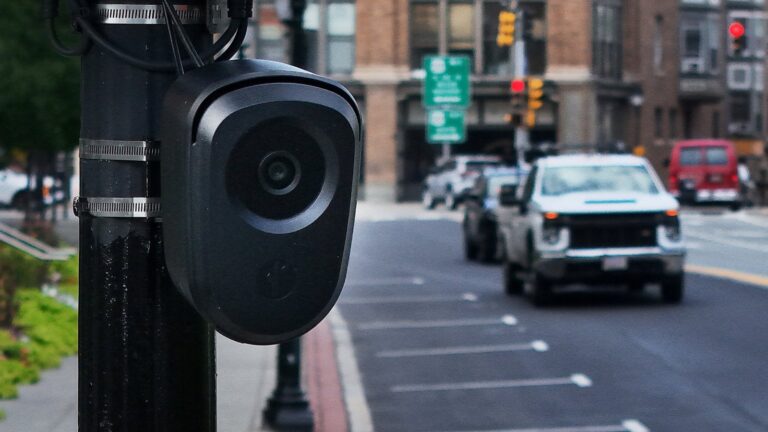 Cámara de vigilancia Flock Safety en una calle de Estados Unidos