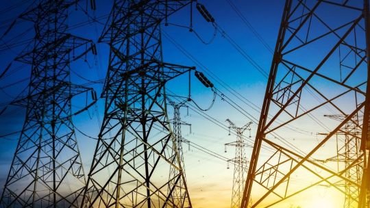 Central eléctrica a carbón con torres de enfriamiento y chimeneas