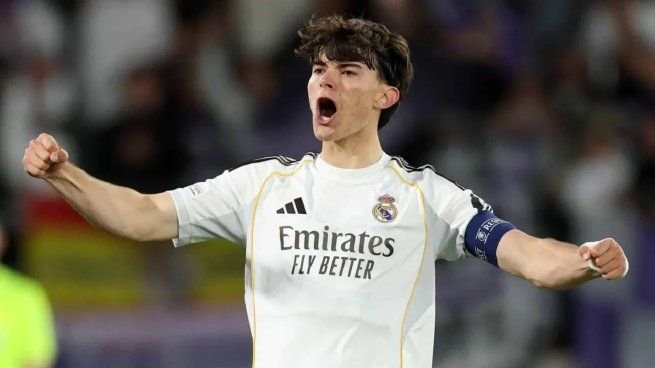 Carlos Diez, mediocampista del Real Madrid juvenil, con la camiseta del club