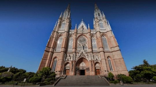 Vista exterior de la Catedral de La Plata con sus dos torres de 112 metros