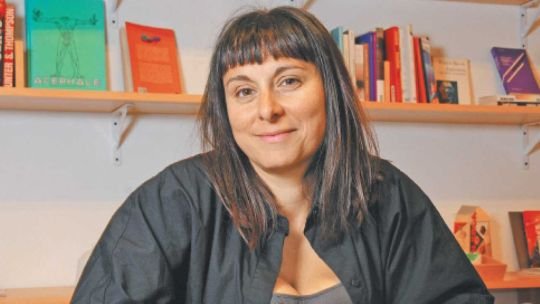 Cecilia Rikap durante la entrevista en las oficinas de Caja Negra
