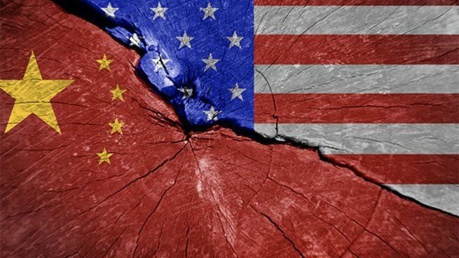 Bandera de China y de Estados Unidos en un contexto diplomático