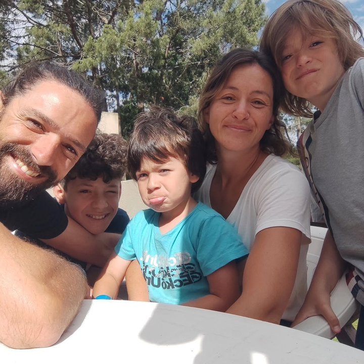 Pachi cocinando con sus hijos en la cocina de su casa en Vicente López