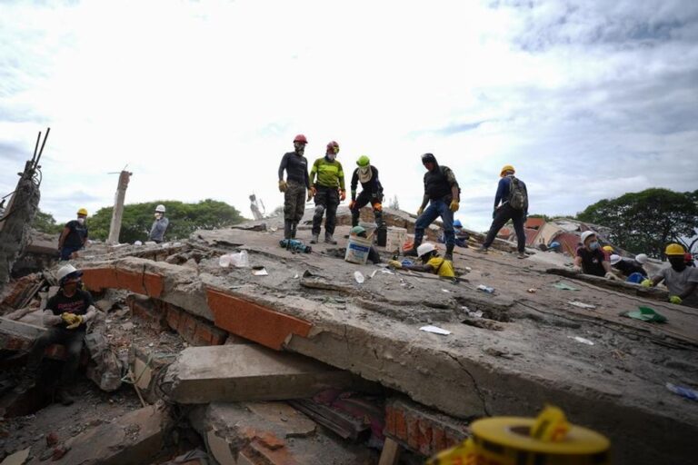 Rescatistas buscan sobrevivientes entre escombros tras el terremoto en Colombia