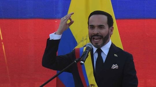 Abelardo de la Espriella rodeado de policías y militares