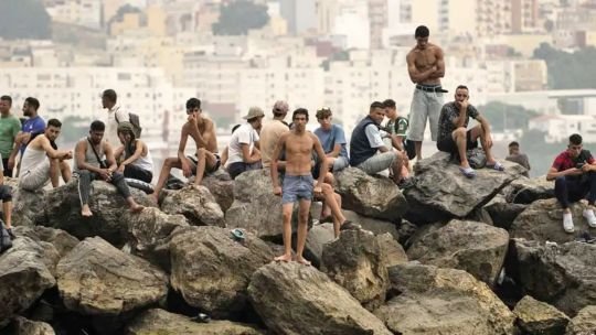 Personas migrantes en las calles de Ceuta durante la crisis migratoria