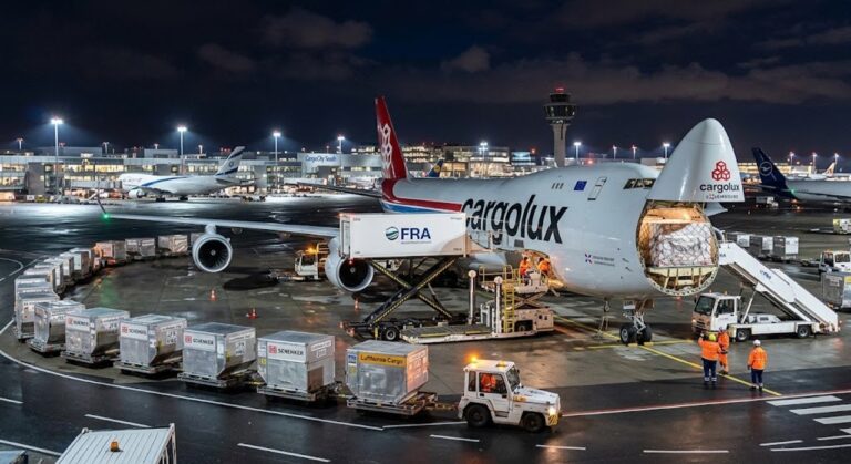 Avión de carga en plataforma de aeropuerto