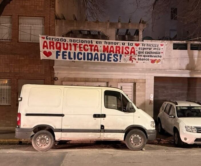 Pasacalle colgado en un árbol en la calle Gurruchaga