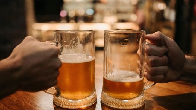 Vasos de cerveza tirada en un bar de Buenos Aires