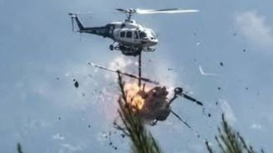 Helicópteros del Cuerpo de Bomberos de Grecia en operativo contra incendios forestales