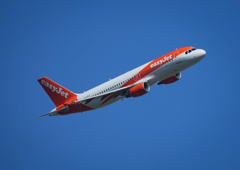 Avión de easyJet en pista
