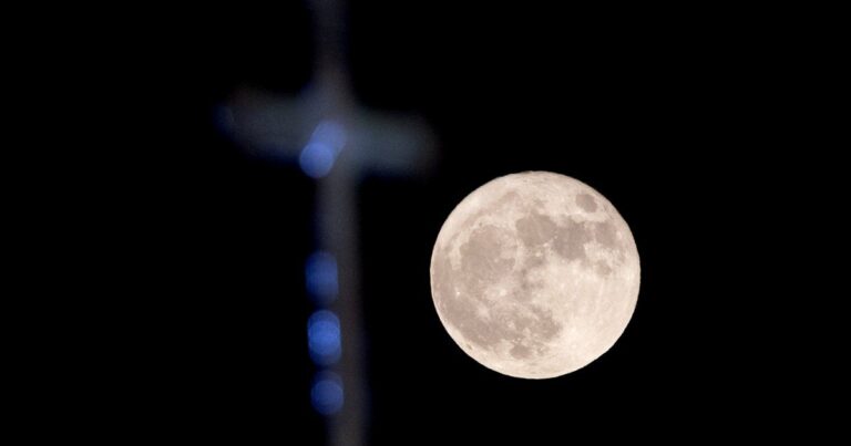 Luna llena durante eclipse lunar parcial