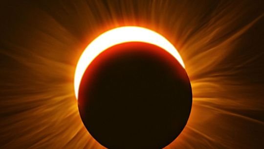 Eclipse solar total con la Luna cubriendo el disco del Sol