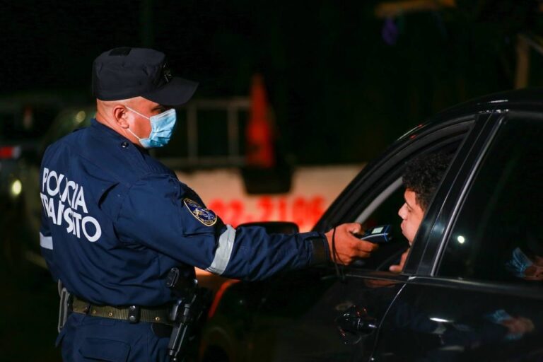 Controles de tránsito en carretera de El Salvador durante periodo vacacional