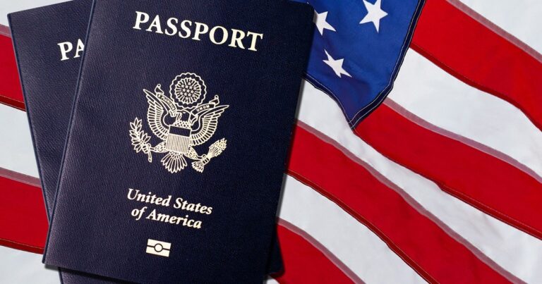 Pasaporte estadounidense sobre una mesa junto a un formulario de renovación