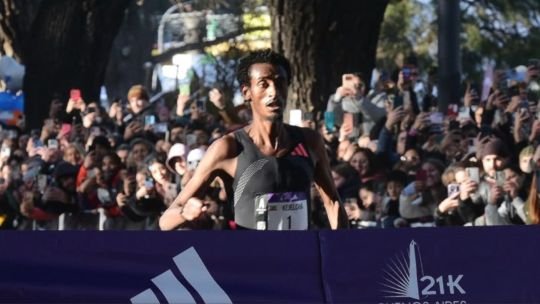 Yomif Kejelcha cruzando la meta de la Media Maratón de Buenos Aires