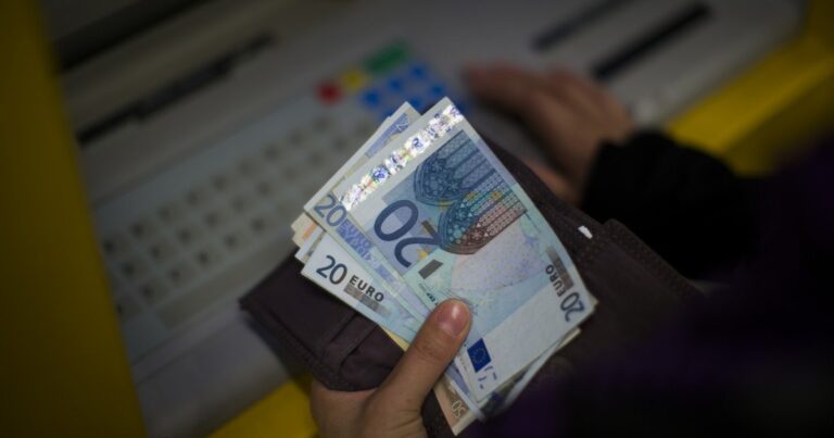 Billetes de euro y córdobas