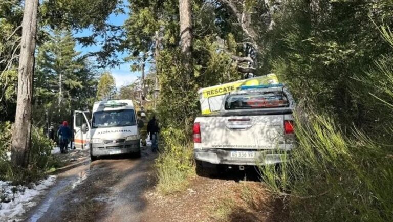 Vehículo sumergido en el lago Nahuel Huapi durante operativo de rescate