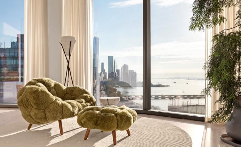 Interior de una casa con plantas y luz natural, aplicando principios de Feng Shui inmobiliario