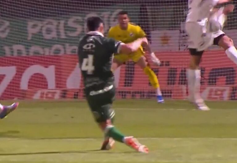 Jugadores de Ferro y All Boys durante el partido en Caballito