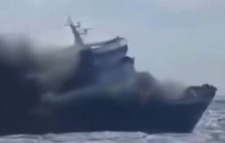 Ferry incendiado frente a las costas de Indonesia