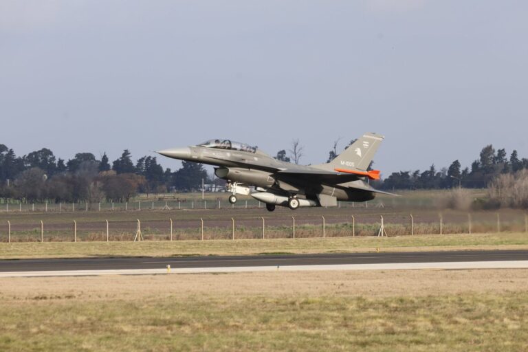 Aviones de caza F-16 Fighting Falcon en vuelo