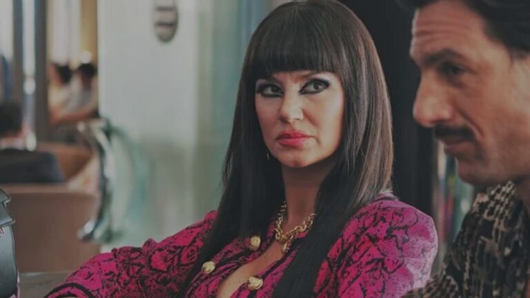 Griselda Siciliani caracterizada como Moria Casán en la serie Moria