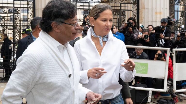 Gustavo Petro y Verónica Alcocer en un evento público