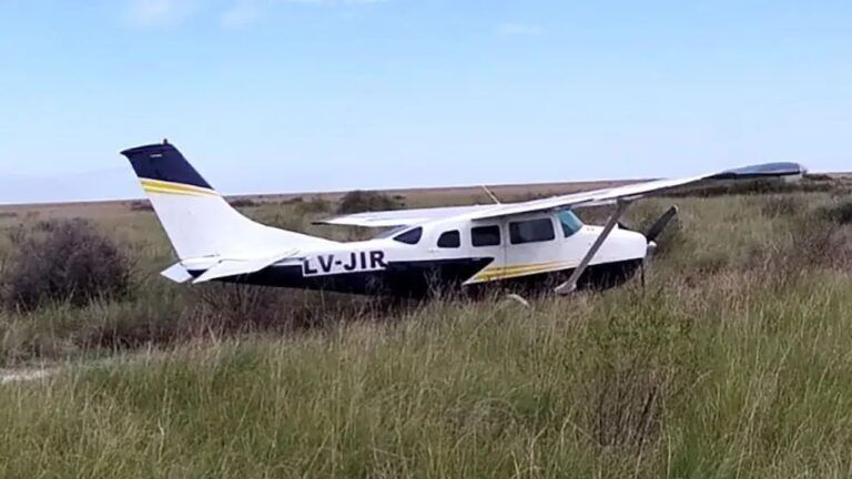 Avioneta abandonada en zona de bañados en Santiago del Estero