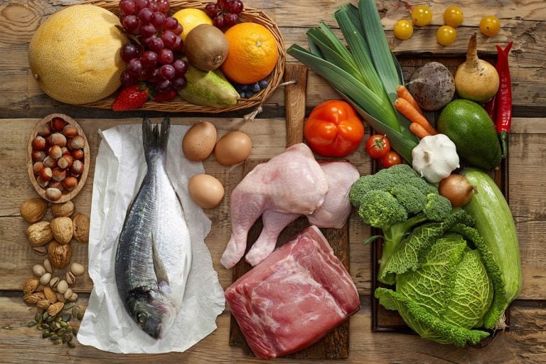 Plato con alimentos de la dieta mediterránea para el tratamiento del hígado graso