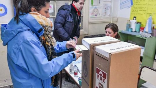 Colectivo de la línea 23 detenido por la policía en la Ciudad de Buenos Aires