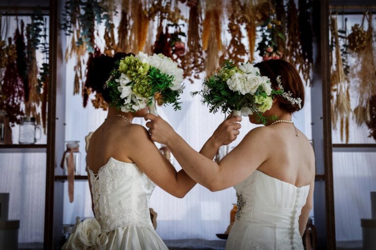 Ceremonia de matrimonio civil entre dos mujeres en Bolivia