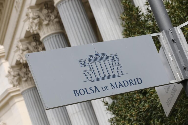 Pantalla con cotizaciones del Ibex 35 en la Bolsa de Madrid