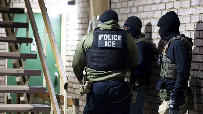 Agentes de ICE durante un operativo migratorio