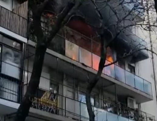 Bomberos trabajando en un edificio en llamas en San José al 1100