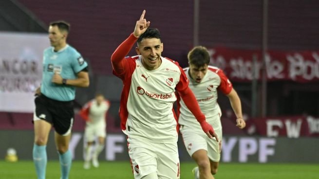 Lautaro Millán celebra un gol con la camiseta de Independiente ante Lanús