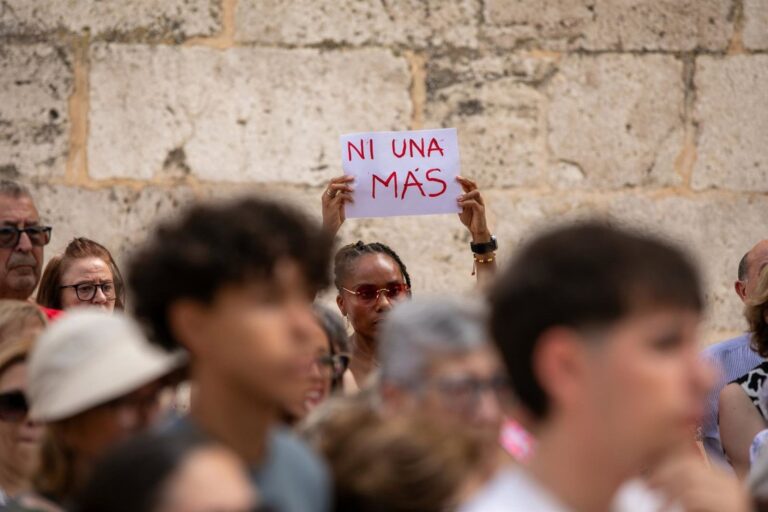 Ilustración de una silueta femenina con un lazo violeta, símbolo de la lucha contra la violencia de género
