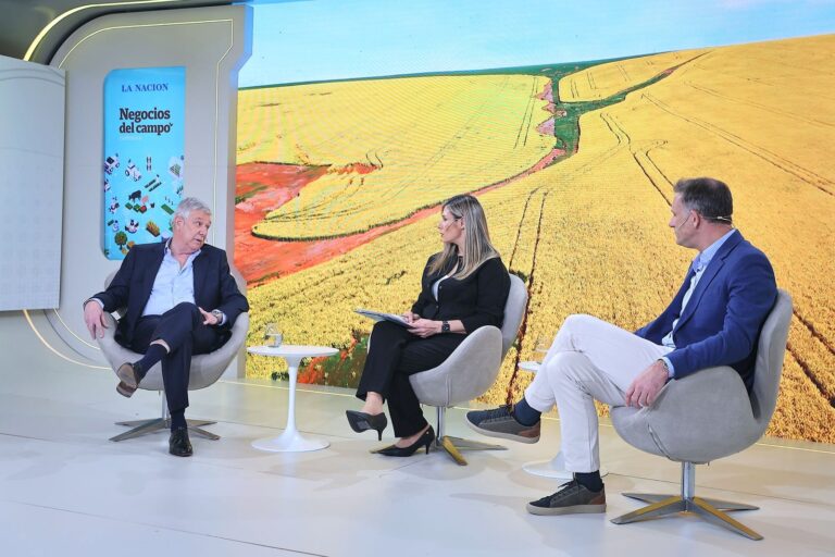 Campo argentino con cultivos y tecnología agrícola
