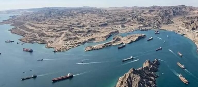 Vista del estrecho de Ormuz desde la costa de Irán
