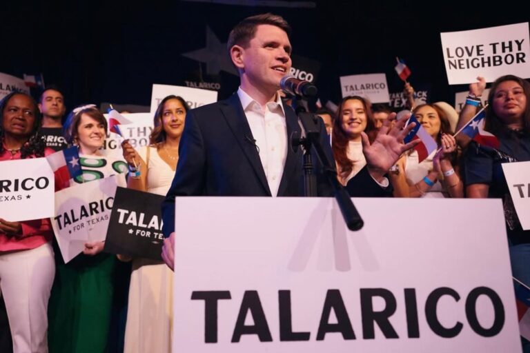 James Talarico, candidato demócrata al Senado de Texas, en un acto de campaña
