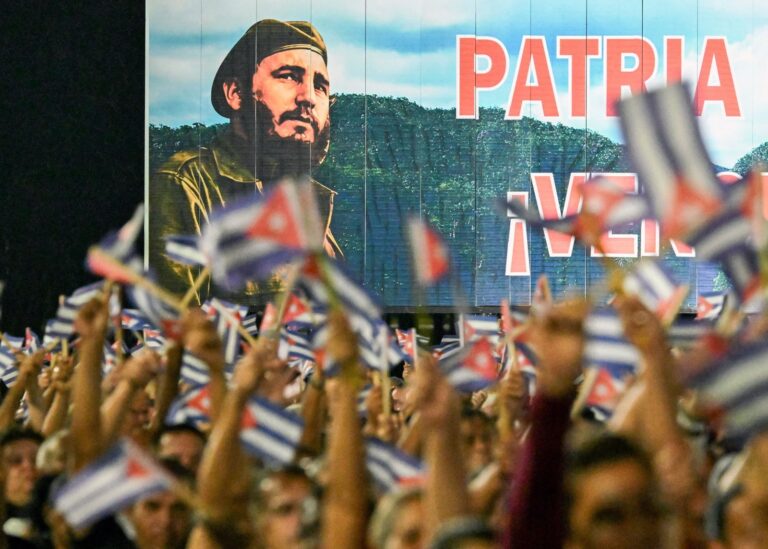 Joven cubanoamericano haciendo campaña puerta a puerta en Miami