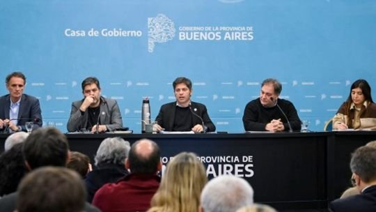 Axel Kicillof durante la presentación de la planta embotelladora en Ensenada