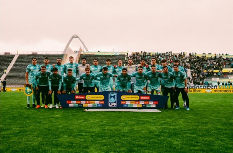 Entrenamiento de Aldosivi en el predio de Punta Mogotes con presencia de la barra