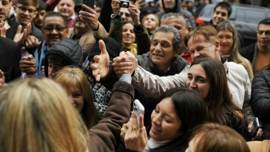 Sede de La Libertad Avanza con cartelería partidaria