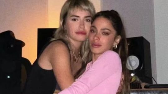 Lali Espósito y Tini Stoessel posando juntas frente a un estudio de grabación